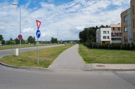 Kopīgais gājēju un velosipēdu ceļš sākas aiz krustojuma ar Jasmuižas ielu. Abas ceļa zīmes, kas par to senāk liecināja, gan ir mistiski "pazudušas".