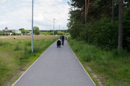 Samērā pašaurā ietve atbilst minimālajam platumam, lai to varētu izmantot pastaigām, bet velosipēdistiem te vietas nudien nav!