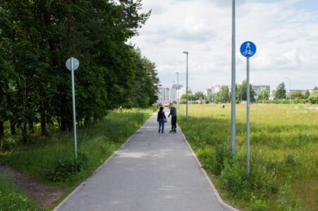 Otrā pusē ceļa zīmes ir saglabājušās - acīmredzot metāla zagļi līdz tām vēl nav tikuši.