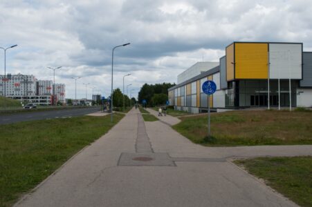 Tālāk vēl neliels posms ar kopīgo gājēju un velosipēdu ceļu.