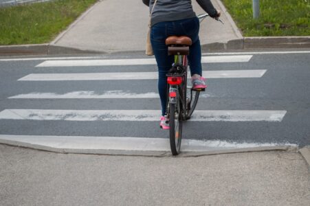 Pie tam pie visām pārejām ir neērtas apmales.