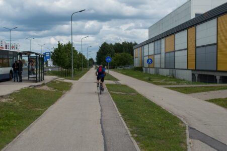 Turpinājumā beidzot sākas kas labāks - īsts veloceļš, kas nodalīts no gājēju ceļa.