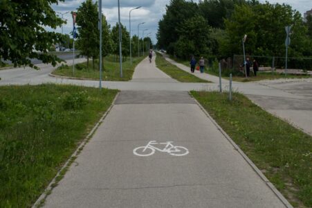 Diemžēl arī veloceļš pie katras iebrauktuves "pārtrūkst" ar apmalēm.