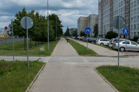 Kārtējā iebrauktuve, kur veloceļš "pārtrūkst" ar augstām apmalēm.