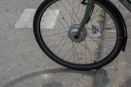 Apmaļu augstums ir apgrūtinošs un uz tādām apmalēm iespējams sabojāt velosipēda riteni.