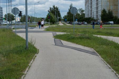 Diemžēl vietā, kur nodalīta infrastruktūra ir nepieciešama visvairāk - krustojumā - veloceļš pārtrūkst un "apvienojas" ar gājēju ceļu. Ceļa zīmes gan par to neliecina.