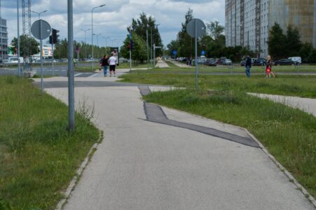 Diemžēl vietā, kur nodalīta infrastruktūra ir nepieciešama visvairāk - krustojumā - veloceļš pārtrūkst un "apvienojas" ar gājēju ceļu. Ceļa zīmes gan par to neliecina.