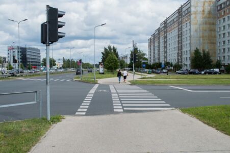 Krustojumā nav uzstādīts veloluksofors, līdz ar to velosipēdists, kas brauc pa iekrāsoto veloceļa daļu, teorētiski brauktuvi drīkst šķērsot, neraugoties uz luksofora signālu un viņam būs priekšroka.