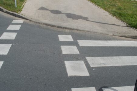 Arī šajā krustojumā ir apmales - tām uz veloceļa nevajadzētu būt.