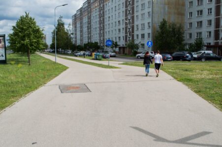 Aiz krustojuma atkal parādās nodalīts veloceļš.