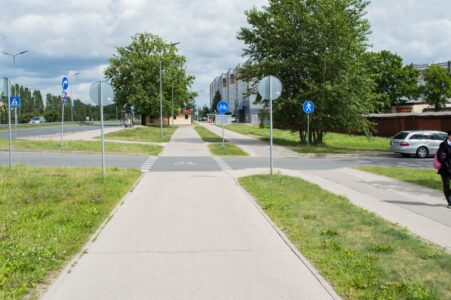 Kārtējie veloceļa pārrāvumi pirms iebrauktuvēm...