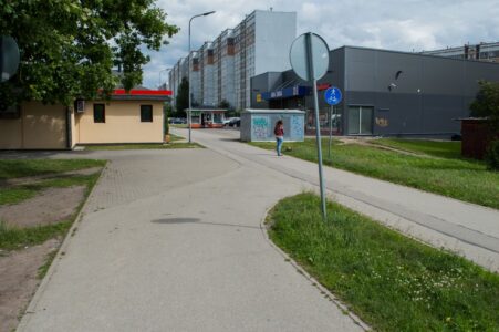 Pēkšņi veloceļš atkal beidzas un saplūst ar gājēju ceļu - kopīgs gājēju un velosipēdu ceļš.