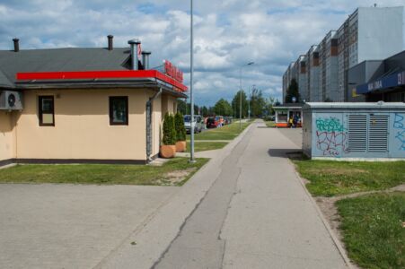 Acīmredzot projektētājiem bija slinkums izdomāt risinājumu šai vietai, tāpēc kārtējo reizi tika izvēlēts vienkāršākais risinājums - ceļa zīmes uzstādīšana uz ietves.