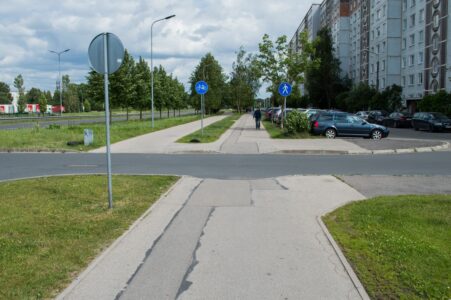 Aiz "sarežģītās un šaurās" vietas atsākas nodalīts velosipēdu ceļš.
