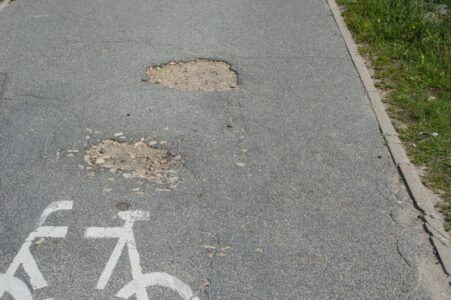 Jāatzīmē, ka veloceļa asfalta segums ir saglabājies labā kvalitātē arī pēc teju 10 gadu kalpošanas. Šīs bija teju vienīgās bedres uz tā.