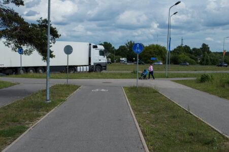 Esam nonākuši pie A. Deglava ielas rotācijas apļa, kur atkal vietā, kur nodalīta infrastruktūra ir visnepieciešamākā, veloceļš pārtrūkst un pārvēršas kopīgā gājēju un velosipēdu ceļā.