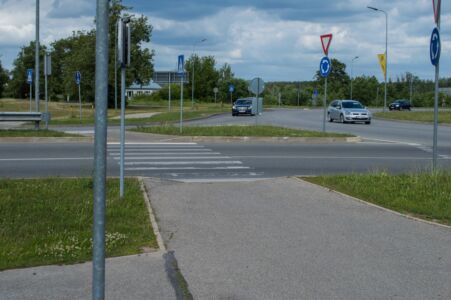 Turpinājumā tikai zinātājam iespējams saprast, kurp jābrauc tālāk, jo nekādu norāžu nav. Savukārt saskatīt ceļa zīmi rotācijas apļa otrā pusē ir visnotaļ grūts uzdevums.