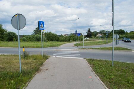 Jāšķērso četras neērtas apmales.