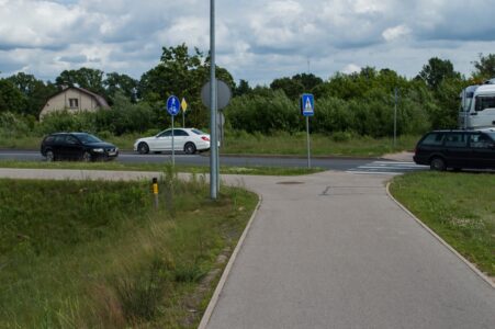 Turpinājumā jādodas pa kreisi.