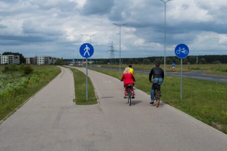 Tālāk atsākas nodalīts veloceļš.