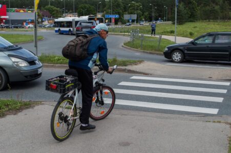 Jāšķērso brauktuves pa gājēju pāreju, kas viennozīmīgi nav piemērota velosatiksmei.