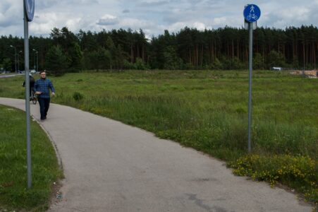 Aiz pirmās "zebras" atsākas kopīgs gājēju un velosipēdu ceļš.