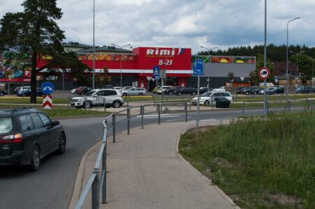 Turpinājumā mazā velomaršruta ceļa zīme, ka jādodas pāri nākamajai gājēju pārejai.