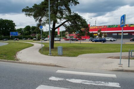 Un aiz gājēju pārejas jādodas pa kreisi.