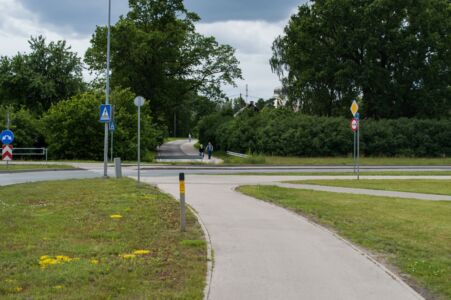 Turpinājumā atkal nav nevienas norādes, kur jābrauc, par tālāko maršrutu vēsta vien neievērojama ceļa zīme.