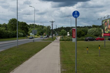 Veloceļš turpinās kā kopīgs gājēju un velosipēdu ceļš.