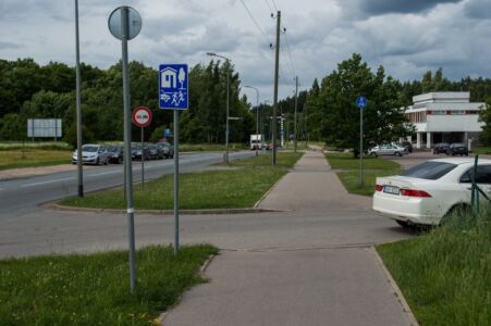 Turpinājumā vienas vienīgas apmales. Jāpiebilst, ka tepat tuvumā atrodas slimnīca, kas nozīmē, ka cilvēki ratiņkrēslos šeit brauc salīdzinoši bieži.