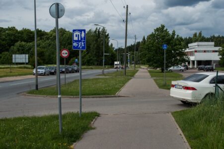 Turpinājumā vienas vienīgas apmales. Jāpiebilst, ka tepat tuvumā atrodas slimnīca, kas nozīmē, ka cilvēki ratiņkrēslos šeit brauc salīdzinoši bieži.