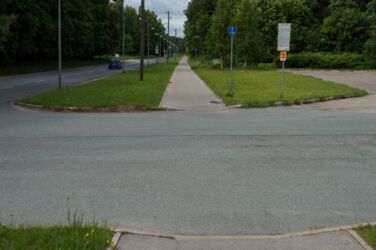 Apmales nolīdzinātas vien metra platumā - tumšajā periodā šāds pārsteigms velosipēdistam var sagādāt nepatīkamus mirkļus.