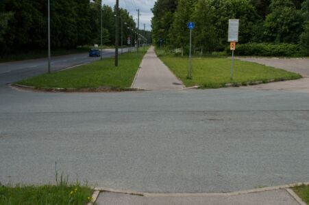 Apmales nolīdzinātas vien metra platumā - tumšajā periodā šāds pārsteigms velosipēdistam var sagādāt nepatīkamus mirkļus.