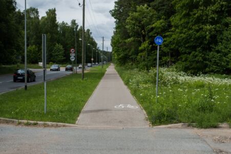 Aiz kārtējās iebrauktuves gājēju un velosipēdu ceļš kļūst par velosipēdu ceļu. Tiesa - kāds ir "aizmirsis" izbūvēt ietvi tam blakus. Kur palikt gājējiem?