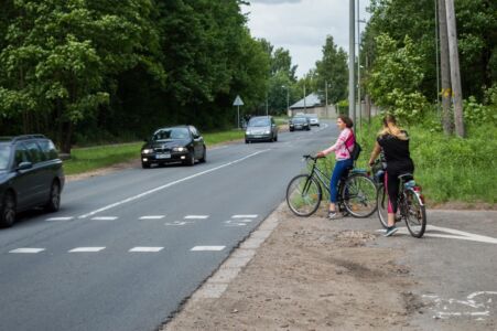Tālāk veloceļš šķērso brauktuvi, kur maksimālais atļautais braukšanas ātrums ir 70 km/h. (Fotogrāfijas uzņemšanas brīdī. Raksta publicēšanas brīdī maksimālais atļautais braukšanas ātrums jau ir ticis samazināts līdz 50 km/h). Satiksme šeit ir ļoti intensīva un brauktuves šķērsošana mēdz būt bīstama.