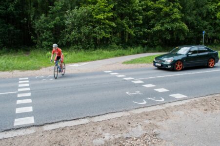 Velosipēdistiem brauktuve šeit jāšķērso ļoti uzmanīgi, pārliecinoties, ka viņu laiž autovadītāji no abām pusēm.