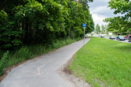 Turpinājumā braucam pa pretējo ielas pusi.