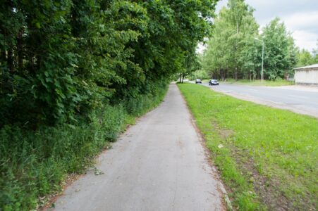 Šajā vietā veloceļš pēkšņi sašaurinās, kaut arī vietas labajā pusē ir pietiekami daudz.