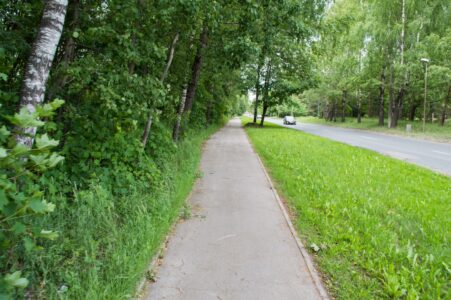 Pēc sašaurinājuma veloceļš atkal atgūst savu standarta platumu.