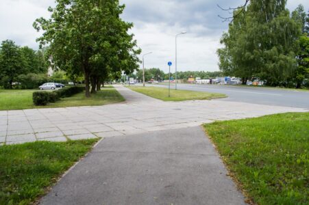 Tālāk ceļš ved gar Ezerkrastu pamatskolu.