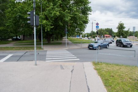 Turpinājumā jāšķērso gājēju pāreja un tālāk kopīgais gājēju un velosipēdu ceļš ir abās ielas pusēs, kreisajā pusē ceļa zīme gan ir "pazudusi". Sākumā izbrauksim labās puses "veloceļu".