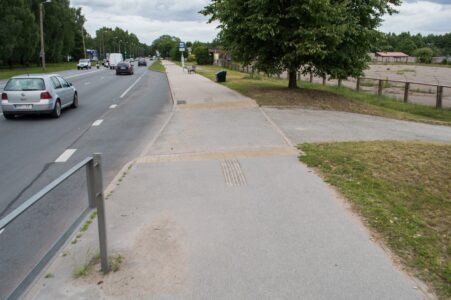 Šajā posmā itin bieži mūs sagaidīs "amerikāņu kalniņi". Vismaz apmales ir nolīdzinātas.