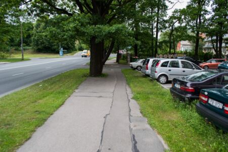 "Neliels" šķērslis. Ja gājējiem tas šajā gadījumā būtiski netraucē, tad uz veloinfrastruktūras gan šķēršļiem atrasties nevajadzētu nekādā gadījumā.