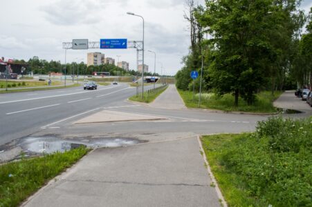 Turpinājumā ceļš atkal krustojas ar piebrauktuvi blakusteritorijai ar augstām un neērtām apmalēm.