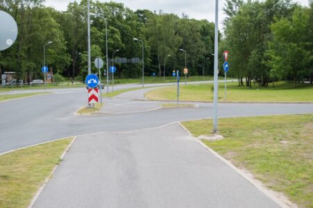 Kārtējā iebrauktuve, kur priekšroka ir gājējiem un velosipēdistiem, bet infrastruktūra apgalvo pretējo.