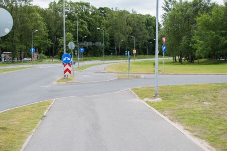 Kārtējā iebrauktuve, kur priekšroka ir gājējiem un velosipēdistiem, bet infrastruktūra apgalvo pretējo.
