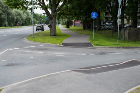 Kārtējā iebrauktuve, kur priekšroka ir gājējiem un velosipēdistiem, bet infrastruktūra apgalvo pretējo.