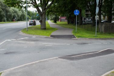 Kārtējā iebrauktuve, kur priekšroka ir gājējiem un velosipēdistiem, bet infrastruktūra apgalvo pretējo.