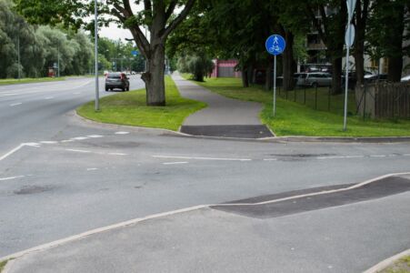 Kārtējā iebrauktuve, kur priekšroka ir gājējiem un velosipēdistiem, bet infrastruktūra apgalvo pretējo.